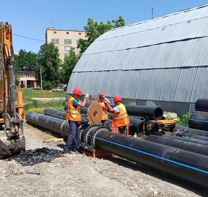 Реконструкция водоканала: на улице Дегтярной проложили 351 метр новых труб