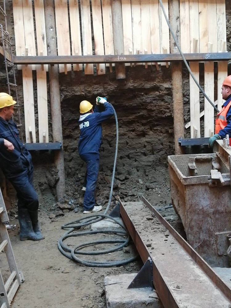 Строительство магистрального водовода от ВНС "Вольская" до Московского шоссе. Продавливание под железной дорогой. (2020 г.)