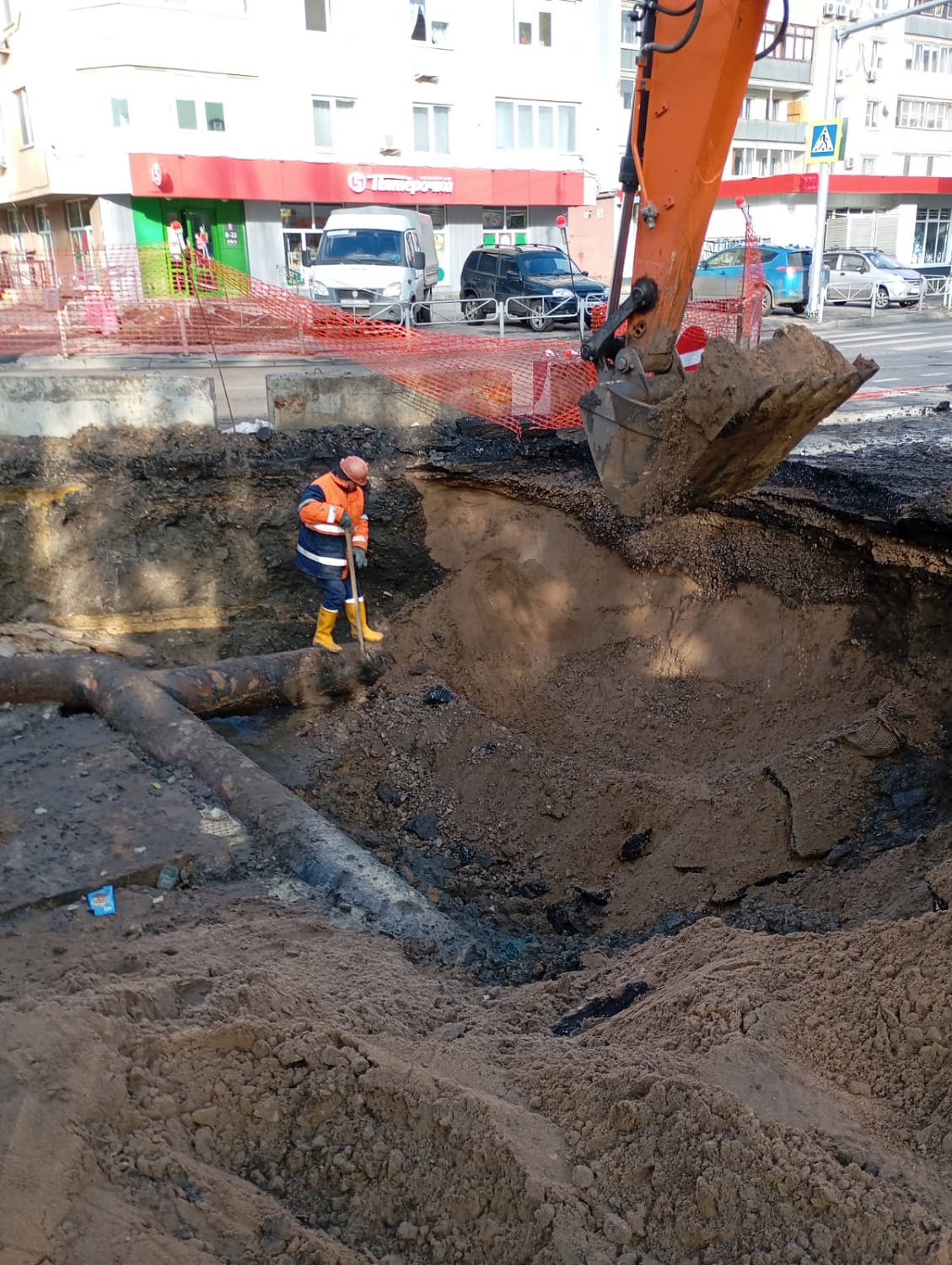 В Заводском районе меняют полкилометра аварийного водопровода