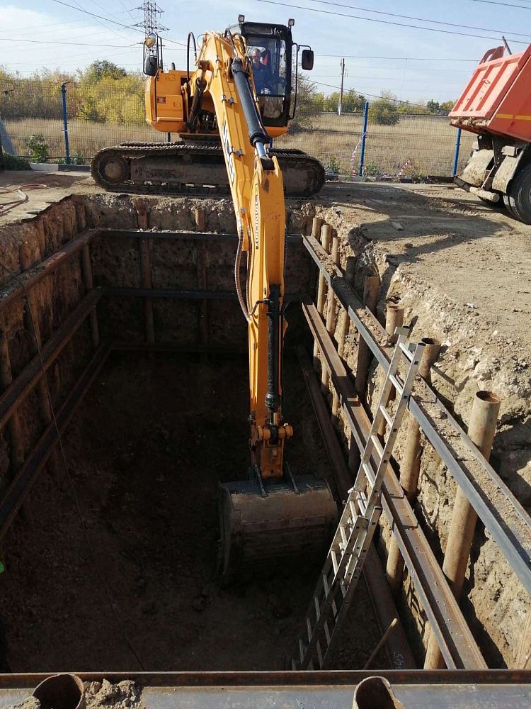 Строительство магистрального водовода от ВНС "Вольская" до Московского шоссе. Продавливание под железной дорогой. (2020 г.)